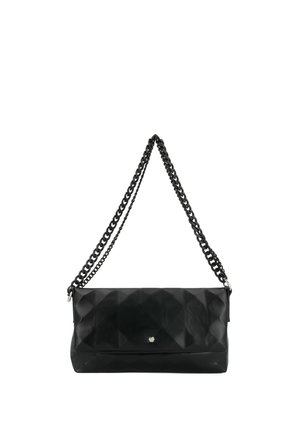 Borsa trapuntata nera con chiusura a patta e doppia tracolla a catena nera su sfondo bianco.