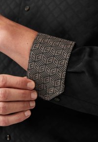 Next TEXTURED TRIMMED REGULAR FIT SINGLE CUFF - Hemd - black gold