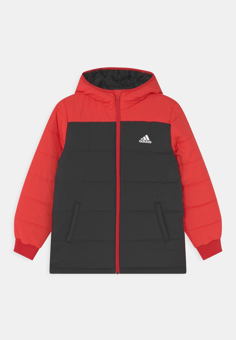 Veste matelassée rouge et noire avec capuche, fermeture éclair, poches latérales et un logo Adidas sur la poitrine gauche. Texture extérieure lisse.