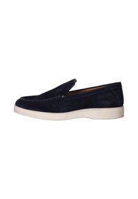 Chaussure slip-on en suede bleu marine avec semelle en caoutchouc blanche ; présente des coutures le long des bords et un design minimaliste sans matériel visible.