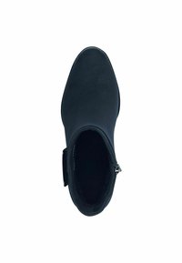 Bottine noire à talon, avec une finition en cuir lisse, un bout pointu, une fermeture à glissière sur le côté et un design épuré. L'intérieur est doublé de tissu foncé.