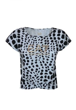 Cropped top bianco a maniche corte con macchie nere irregolari. Presenta il logo "EA7" in oro sulla parte anteriore. Realizzato in tessuto liscio e leggero.