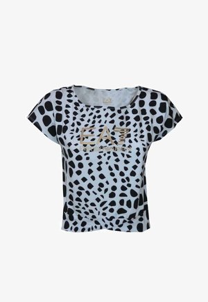 Cropped top bianco a maniche corte con macchie nere irregolari. Presenta il logo "EA7" in oro sulla parte anteriore. Realizzato in tessuto liscio e leggero.