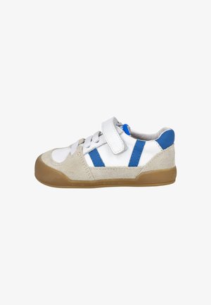 Zapatilla blanca y azul que presenta materiales de ante y cuero, diseño de punta redonda, cinta de Velcro y suela de goma con un agarre texturizado.