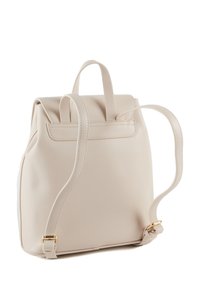 Beżowy plecak z syntetycznej skóry z regulowanymi ramiączkami, złotymi elementami, zaokrąglonym kształtem i subtelnym połyskiem. Gładka faktura, minimalistyczny design.