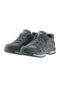 Scarpe sportive grigio scuro realizzate in mesh e suede, con un design slanciato, dettagli testurizzati e una suola in gomma verde menta.