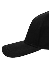 Zwarte baseballcap met een gestructureerde voorkant, gebogen klep en textiel met een textuur. Bevat een gestikte rand en geen zichtbare logo's of patronen.