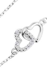 Srebrna bransoletka z dwoma złączonymi sercami, z czego jedno jest ozdobione przezroczystymi cyrkoniami, a całość oprawiona jest w delikatny łańcuszek. Polerowane wykończenie, gładka tekstura.