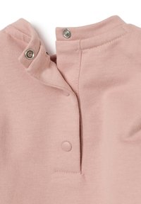 Ein hellrosa Kleidungsstück mit einem hohen Kragen, Druckknopfverschluss und weichem, strukturiertem Stoff. Glatte Oberfläche mit kontrastierenden Nähten.