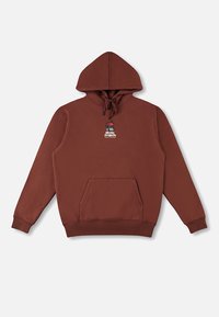 Smeđa majica s kapuljačom s prednjim džepom, kapuljačom s vezicama i vezanim cvjetnim motivom na prsima. Glatka tekstura i opušteni kroj.