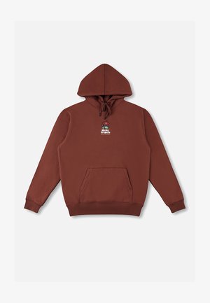 Smeđa majica s kapuljačom s prednjim džepom, kapuljačom s vezicama i vezanim cvjetnim motivom na prsima. Glatka tekstura i opušteni kroj.