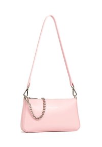 Borsa a tracolla in pelle rosa con una superficie liscia, una tracolla a catena removibile e una chiusura con zip. Presenta un logo impresso nella parte anteriore.