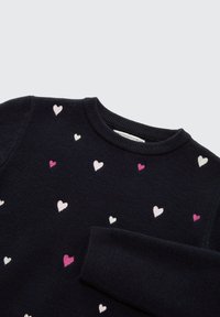 Granatowy sweter z wzorami serc w jasnym różu, ciemnym różu i bieli. Klasyczny okrągły dekolt i ściągacze. Miękka tekstura.