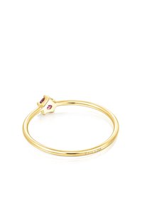 Anello d'oro con due gemme rosa, caratterizzato da un design minimalista. Finitura liscia e lucida con una banda sottile.