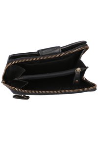 Zwart leren portemonnee met ritsluiting, een binnenzak met rits en meerdere kaartsleuven. Geëxposeerde stiksels en details van messing hardware.