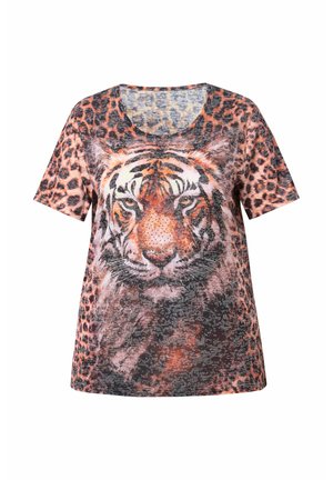 Lyhythihainen t-paita, jossa on tiikerikuva leopardikuosillisella taustalla. Kangas on pehmeää ja kevyttä, pyöreällä pääntiellä.