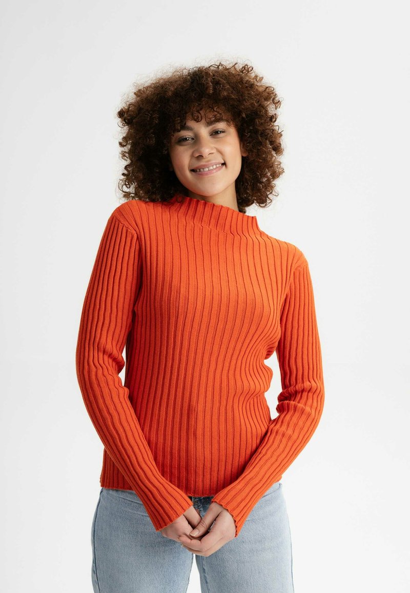 MELA NAMARI - Strickpullover - orange brick