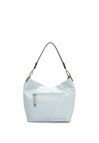 Bolso bandolera de tela azul claro con un bolsillo frontal con cremallera y una forma curva. Cuenta con una correa negra resistente y detalles en hardware plateado.