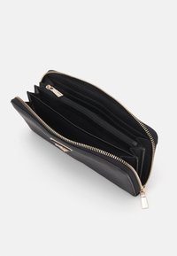 Guess LAUREL LARGE ZIP AROUND - Carteira - black
