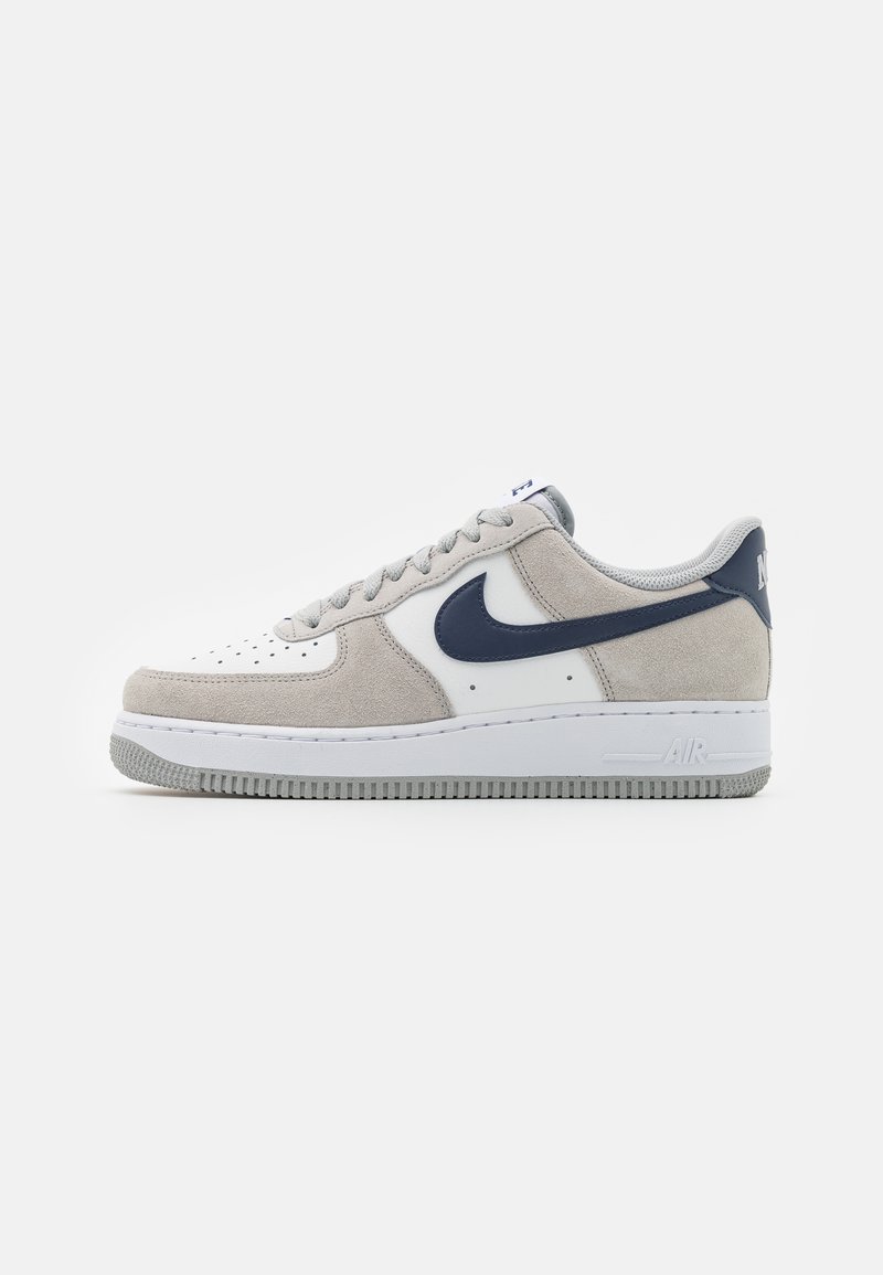 Nike Sportswear - AIR FORCE 1'07 UNISEX - Zapatillas - light smoke grey/midnight navy/summit white/white, Ampliar