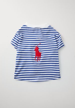 Polo de manga curta azul e branca com riscas, colarinho branco e logótipo de cavalo bordado em vermelho nas costas. Tecido de algodão suave.