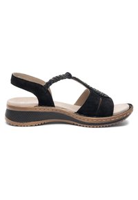 Zwarte suède open-toe sandaal met gevlochten band, versierde bovenzijde, gevoerd beige voetbed en een zwarte en bruine profielzool.