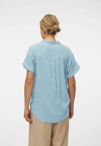 Vero Moda VMBUMPY NOOS - Button-down blouse - blau