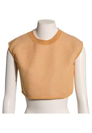Crop top tricoté texturé jaune moutarde sans manches avec col rond présenté sur un buste de mannequin sur fond blanc.