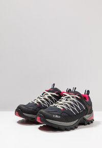 Czarno-różowe buty trekkingowe z siateczkową cholewką, wyściełaną podeszwą i teksturowaną gumową podeszwą z odblaskowymi sznurówkami oraz detalem marki.