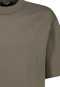 Olive green cotton t-shirt with a round neckline and short sleeves, featuring a soft texture and subtle stitching details. Size M.