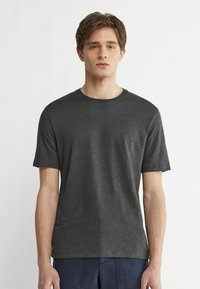 Mørkegrå kortærmet t-shirt i et blødt, let stof med en klassisk rund halsudskæring og en afslappet pasform.
