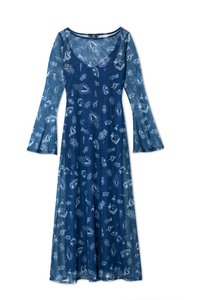 Ilgomis rankovėmis mėlino audinio su lengvu pamušalu su baltų botanikos ir abstrakčių formų raštu. Jis turi apvalią iškirptę ir platėjančias rankoves.