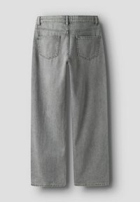 Jeans de denim gris con piernas rectas, dos bolsillos traseros, pasadores para cinturón y costuras visibles sobre un fondo liso.