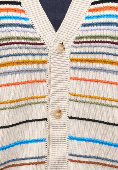 Μπεζ πλεκτή ζακέτα με κάθετο ριμπ κουμπωτό τμήμα και πολύχρωμες οριζόντιες ρίγες σε μπλε, πορτοκαλί, πράσινο και γκρι.