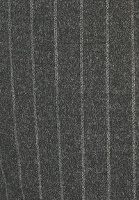 Strukturierter Stoff in dunkelgrauer Farbe mit feinen weißen Streifen, die ein subtiles lineares Muster schaffen. Weiche und leicht flauschige Oberfläche.