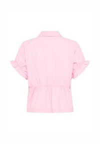 Blouse rose clair à manches courtes avec poignets élastiqués à volants, taille froncée et col ouvert, vue de dos.
