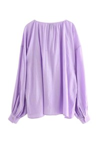 Blusa lavanda con maniche lunghe, scollo arricciato e polsini con bottoni. Presenta una finitura texturizzata con sottili linee verticali.