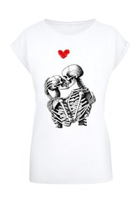 Weißes T-Shirt mit einem Grafikdruck von zwei Küssenden Skeletten, über denen ein rotes Herz abgebildet ist, in Schwarz und Rot auf glattem Baumwollstoff gedruckt.