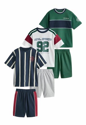 Kolm poiste lühikese varrukaga T-särgist ja lühikestest pükstest koosnev komplekt rohelises/tumesinises, valges/multivärvilises kirjaga "92 ATHL. SPORTS" ning tumesinises/valge triibulises stiilis.