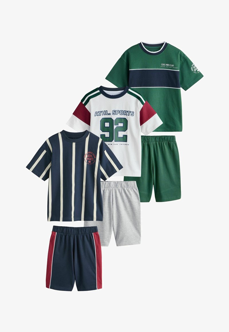 Seturi pentru băieți format din tricou cu mânecă scurtă și pantaloni scurți în culorile verde/marină, alb/multicolor cu inscripția "92 ATHL. SPORTS" și modele cu dungi navy/alb.