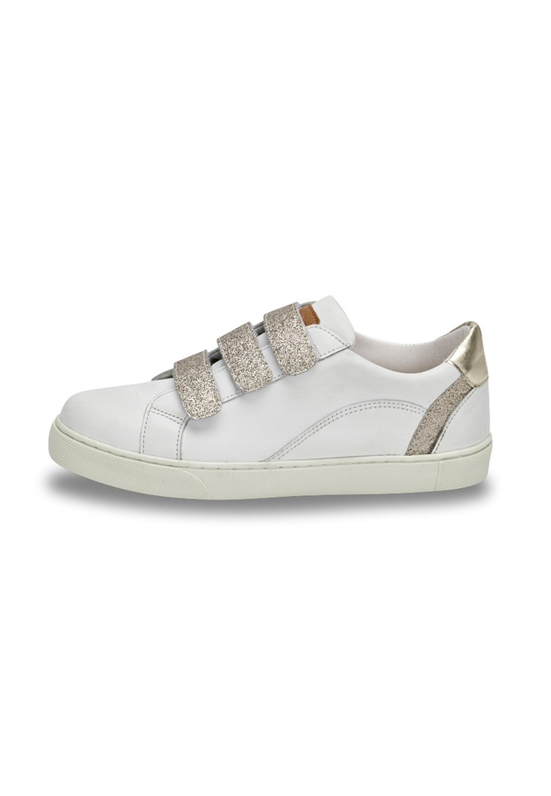 Baskets blanches en cuir avec trois bandes à velcro argentées pailletées, accents métalliques dorés au niveau du talon, et semelle en caoutchouc texturée.