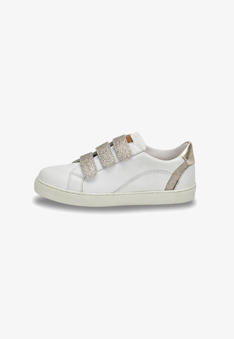 Sneaker bianco in pelle con tre cinturini in velcro glitterati argentati, dettagli metallici dorati sul tallone e suola in gomma testurizzata.