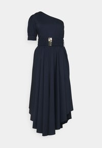 Robe asymétrique bleu marine avec une manche courte, taille cintrée avec boucle dorée et jupe fluide à ourlet irrégulier.