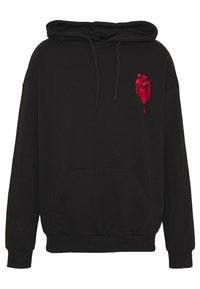 Sudadera negra con capucha, bolsillo delantero y gráfico de un corazón anatómico rojo en el lado izquierdo del pecho, mostrando una sola gota de sangre.
