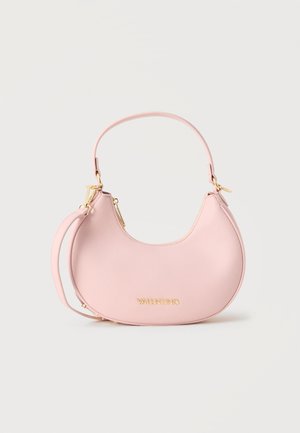 Lyserød, halvmåneformet lædertaske med kort håndtag, gyldent lynlås og Valentino-logo på fronten mod ensfarvet baggrund.