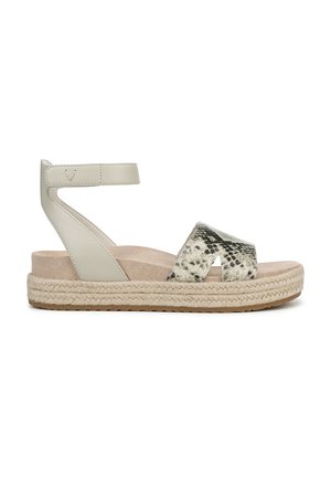 Sandalo in pelle beige con cinturino in stampa serpente testurizzata, sottopiede imbottito e suola intrecciata in stile espadrillas. Cinturino regolabile alla caviglia per una vestibilità personalizzata.