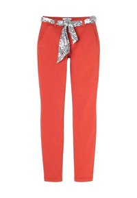 Pantalons en coton rouges avec une coupe slim, ornés d'une ceinture blanche à motifs nouée à la taille. Design simple, texture lisse, sans embellissements visibles.