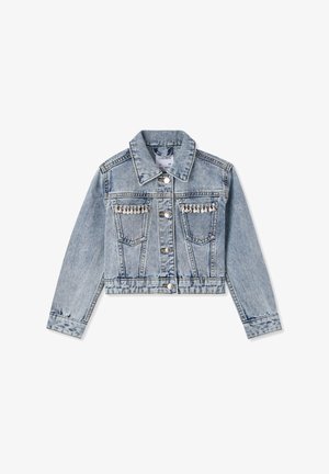 Giacca di jeans azzurro chiaro con vestibilità corta, dotata di due tasche frontali e strass decorativi lungo le cuciture delle tasche sul petto.