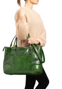 Groene leren handtas met een glanzende afwerking, dubbele hengsels en decoratieve stiksels. Beschikt over een ruim ontwerp en subtiele hardwareaccenten.