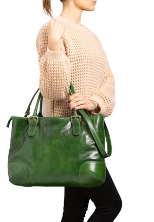 Borsa in pelle verde con finitura lucida, doppio manico e cuciture decorative. Presenta un design spazioso e accenti hardware discreti.